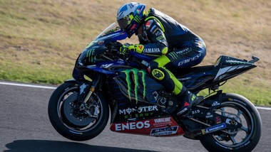 GP Emilia Romagna, Valentino Rossi abbandona dopo la caduta