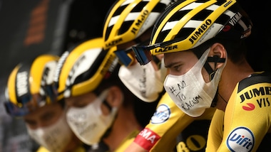 Tour de France, atleti uniti contro il razzismo per la tappa finale