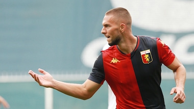 Genoa-Crotone 4-1: esordio con gol per Pjaca. Debutto amaro per Stroppa