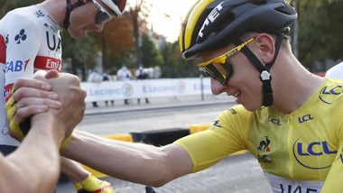 Pogacar trionfa al Tour de France a soli 21 anni e da esordiente