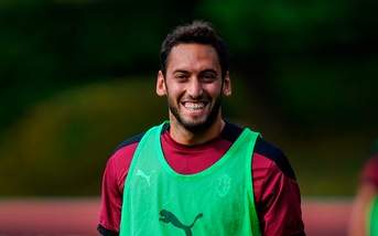 Milan, Calhanoglu: "Ibrahimovic vuole vincere pure le partite di allenamento"