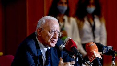 Coronavirus, De Luca: "In Campania obbligo di mascherina all'aperto"