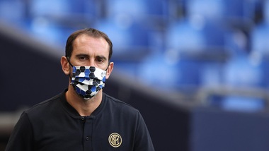 Cagliari, è ufficiale l'arrivo di Godin: ha firmato un triennale