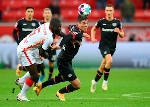 Leverkusen e Lipsia non vanno oltre l'1-1. Dortmund steso dall'Augusta