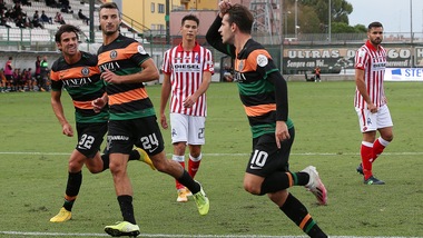 Aramu su rigore e il Venezia fa festa: 1-0 al Vicenza nel derby