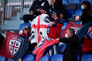 Cagliari, Daspo a 20 ultras per i fumogeni fuori dallo stadio