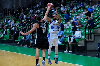 Logan-Russell-Imbrò, show Treviso. Trento ko 84-80