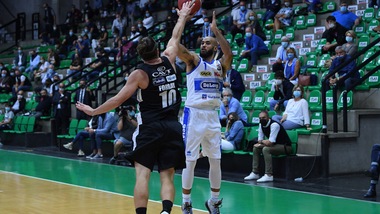 Logan-Russell-Imbrò, show Treviso. Trento ko 84-80
