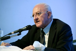 De Luca e il coronavirus: "Test obbligatori in aeroporto per chi rientra dall'estero"