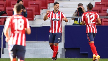 Suarez, subito doppietta e l'Atletico vince 6-1. Barcellona show contro il Villarreal