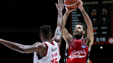 Serie A, l'Olimpia Milano sconfigge Reggio Emilia. Varese batte Brescia