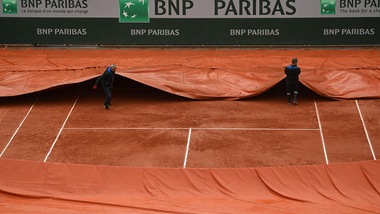 Roland Garros, spuntano i teloni sui campi: forte pioggia su Parigi