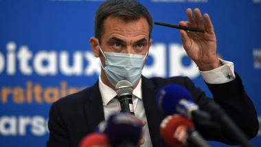 Coronavirus, bocciato in Francia il lockdown per salvare il Natale