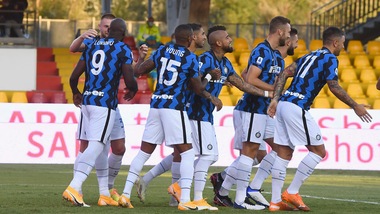 Inter show, cinquina al Benevento: doppietta Lukaku. Colpo Spezia