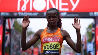 Maratona di Londra, Brigid Kosgei vince per il secondo anno consecutivo