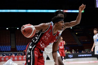 L'Armani vince con un +40: è prima con Venezia, Varese, Virtus Bologna e Trieste