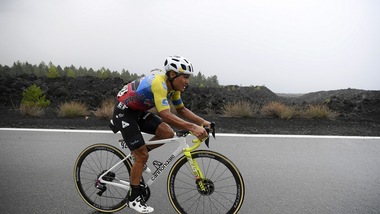 Giro d'Italia, Almeida in maglia rosa. A Caicedo la terza tappa