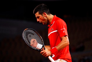 Roland Garros, Djokovic ai quarti. Avanza anche Tsitsipas