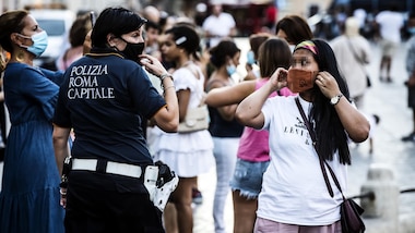 Obbligo della mascherina all'aperto in Italia: l'annuncio di Speranza