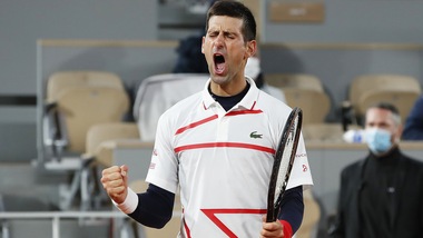 Djokovic vola in semifinale al Roland Garros: affronterà Tsitsipas