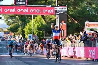 Demare firma il bis al Giro d'Italia, Almeida resta in maglia rosa