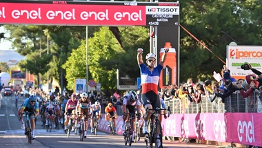 Demare firma il bis al Giro d'Italia, Almeida resta in maglia rosa