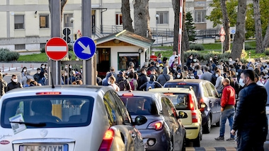 Coronavirus, lunghe file per i tamponi a Roma e Napoli