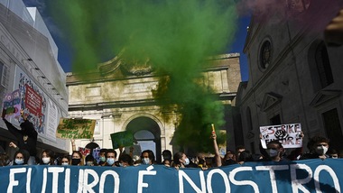 Fridays for Future, ragazzi in piazza contro il cambiamento climatico