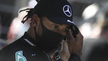 Mercedes, Hamilton: "Il virus c'è, continuiamo a mettere le mascherine"