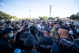 Coronavirus, caos a Roma: la polizia interviene nel sit-in dei negazionisti