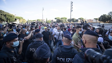 Coronavirus, caos a Roma: la polizia interviene nel sit-in dei negazionisti