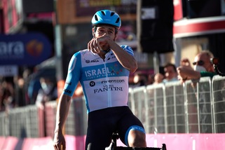 Giro d'Italia, va a Dowsett l'8ª tappa. Almeida resta maglia rosa