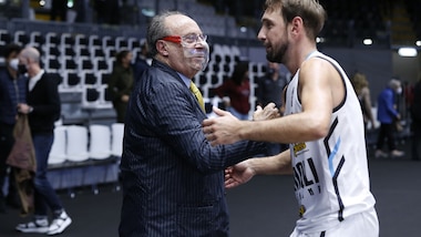 Poeta show da tre trascina Cremona, vince la Fortitudo