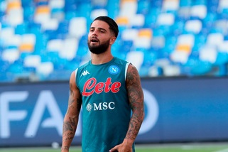 Il Napoli continua ad allenarsi nella bolla. Personalizzato per Insigne