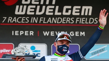 Ciclismo, Pedersen vince nella Gand-Wevelgem