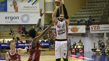 Milano inarrestabile: battuta Trieste 87-65. Cade Venezia, vince Sassari