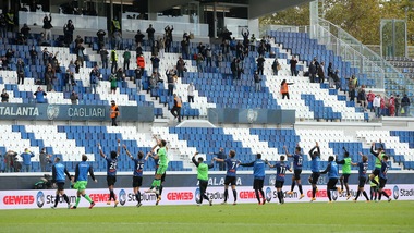 Italia, omaggio a Bergamo: sindaci, medici e infermieri al Gewiss Stadium