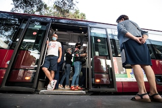 Mezzi di trasporto pubblici troppo pieni? Per il Mit con l'80% siamo tutti al sicuro