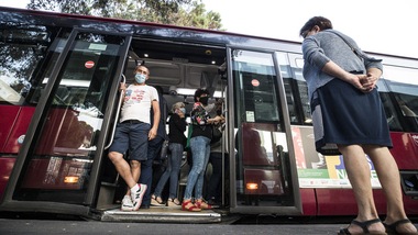 Mezzi di trasporto pubblici troppo pieni? Per il Mit con l'80% siamo tutti al sicuro