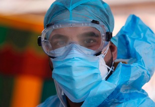 Coronavirus, l'Oms sul vaccino: "Priorità a operatori sanitari e anziani"