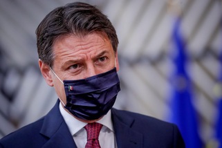 Coronavirus, Conte vara l'ipotesi coprifuoco alle 22