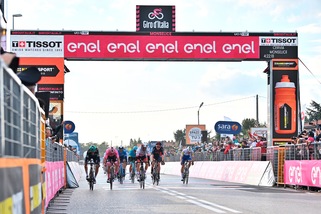 Giro d'Italia, Ulissi vince in volata la 13ª tappa. Almeida resta in rosa