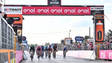 Giro d'Italia, Ulissi vince in volata la 13ª tappa. Almeida resta in rosa