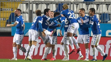 Brescia-Lecce 3-0, Lopez sorride col gol di Ayè e la doppietta di Ndoj