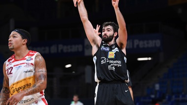 Basket, Trentino corsara a Pesaro. Cremona piega Varese