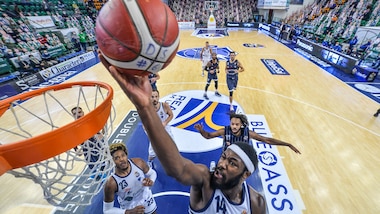Serie A, Fortitudo Bologna ko a Sassari: prima vittoria in casa per Pozzecco
