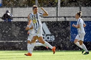 La Juve vince a Bari e torna in vetta, il Milan cala il poker nel derby