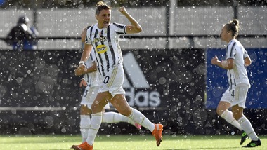 La Juve vince a Bari e torna in vetta, il Milan cala il poker nel derby