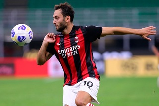 Calhanoglu, problema alla caviglia: a rischio Milan-Roma