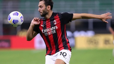 Calhanoglu, problema alla caviglia: a rischio Milan-Roma